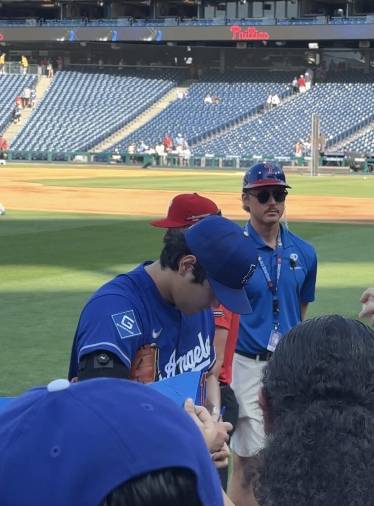 大谷選手がサインしている様子@citizens bank park