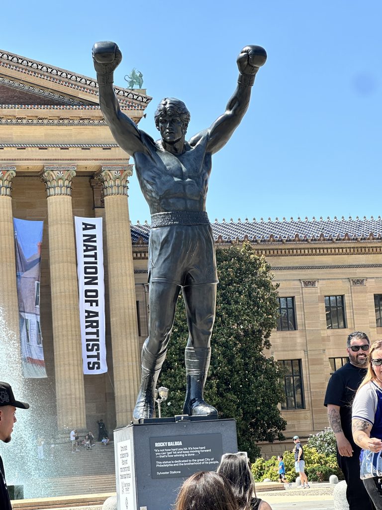 Philadelphia Museum of Art前のロッキー像