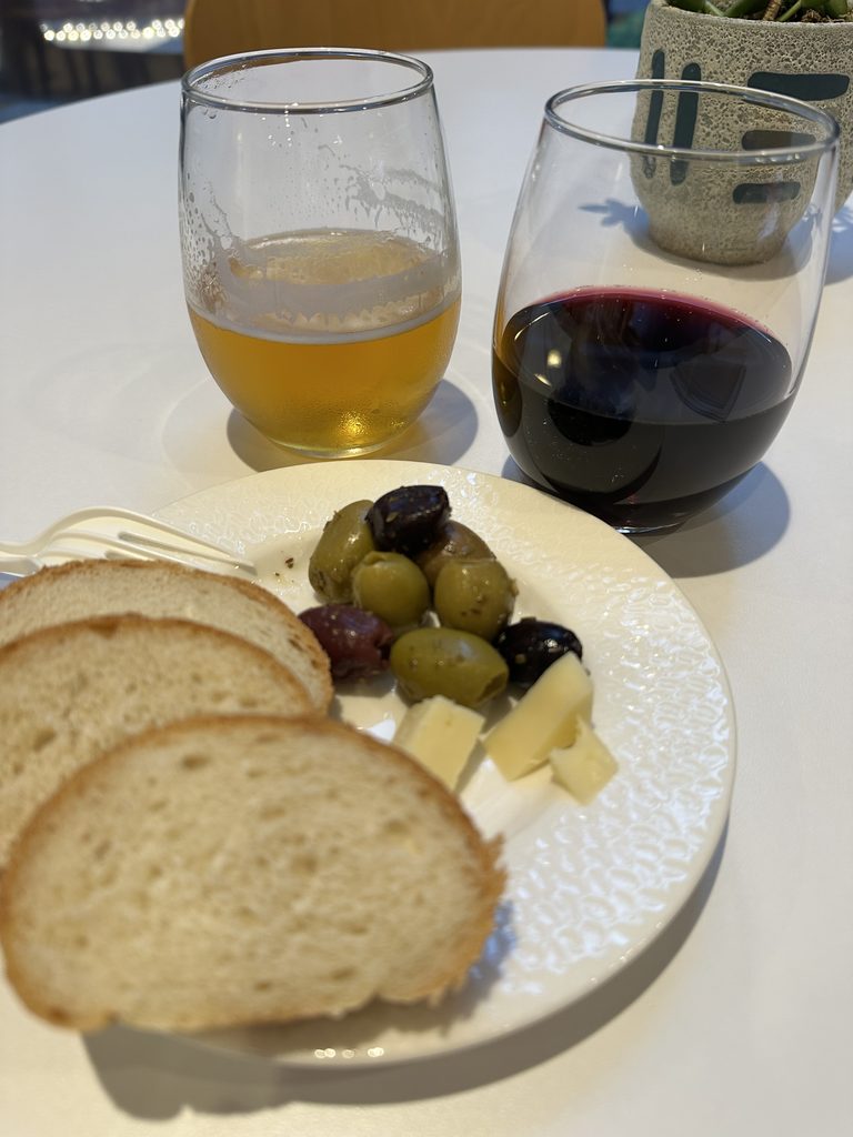 【写真：ビール・ワイン・軽食】