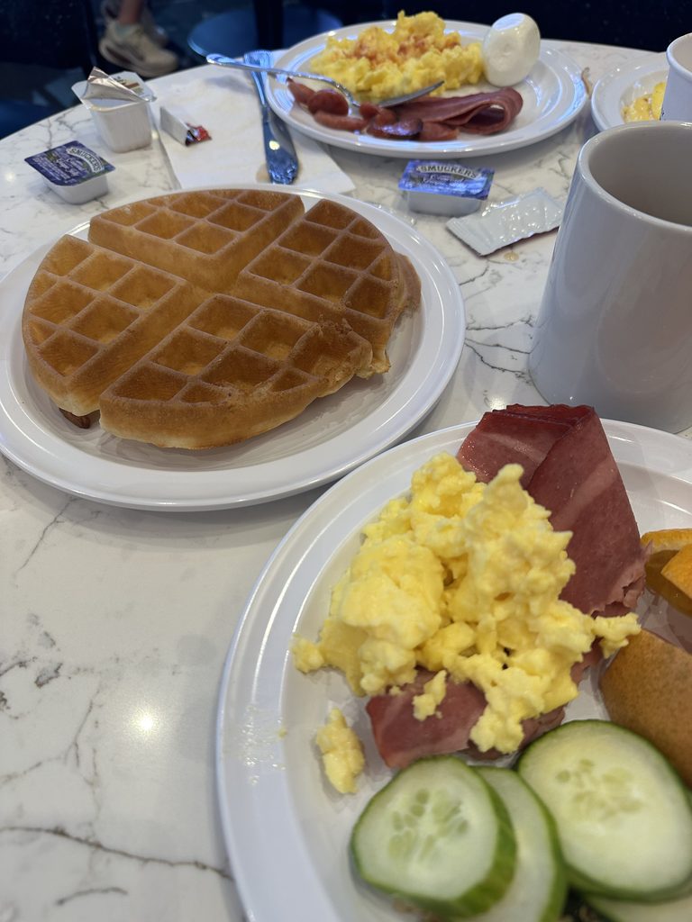 レジデンスイン セントラルパークの無料朝食 ワッフルとスクランブルエッグ
