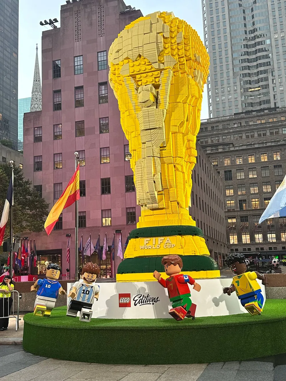 ロックフェラーセンターに飾られたW杯トロフィーのLEGOオブジェ