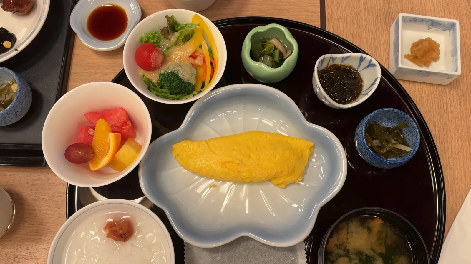 和食ビュッフェで取ってきた朝食