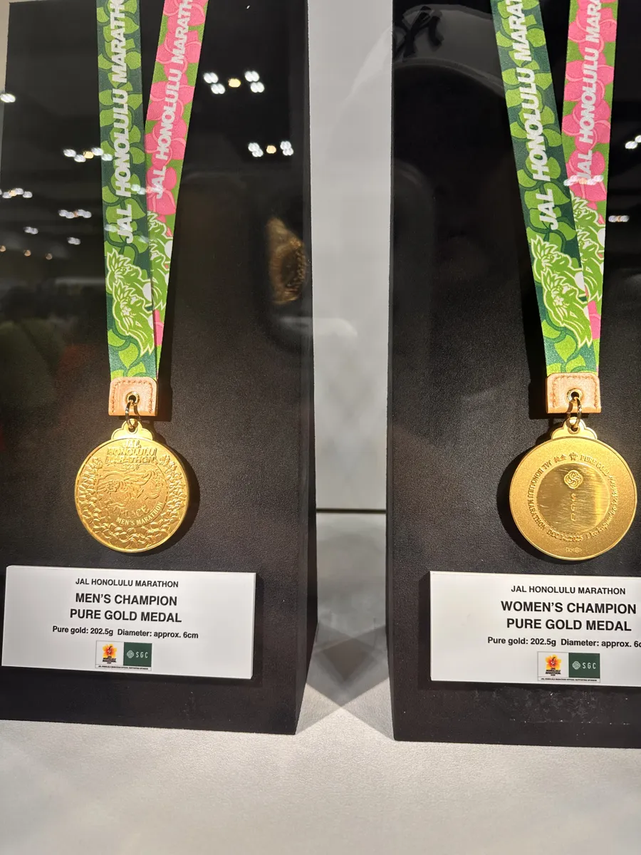 EXPOに飾られていた優勝者のための金色のメダル