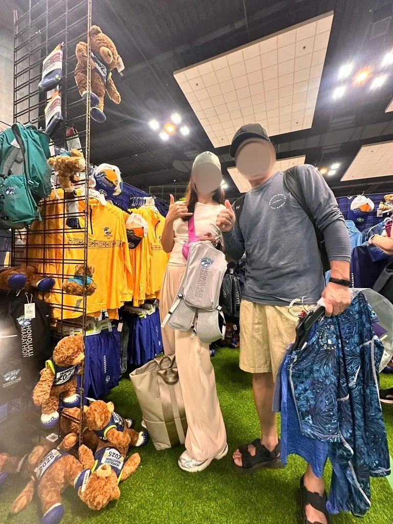 EXPOの公式グッズ売り場でTシャツを選ぶ夫婦