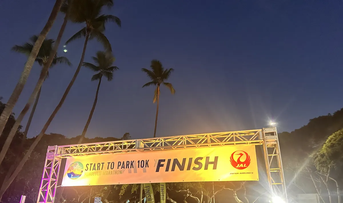 日の出前のStart to Park 10Kのフィニッシュゲート