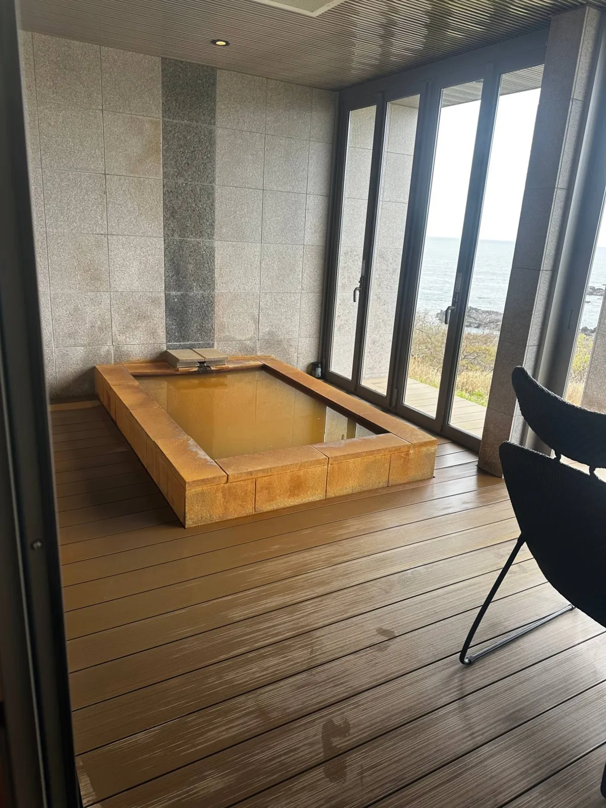 新館 西の風の客室の半露天風呂