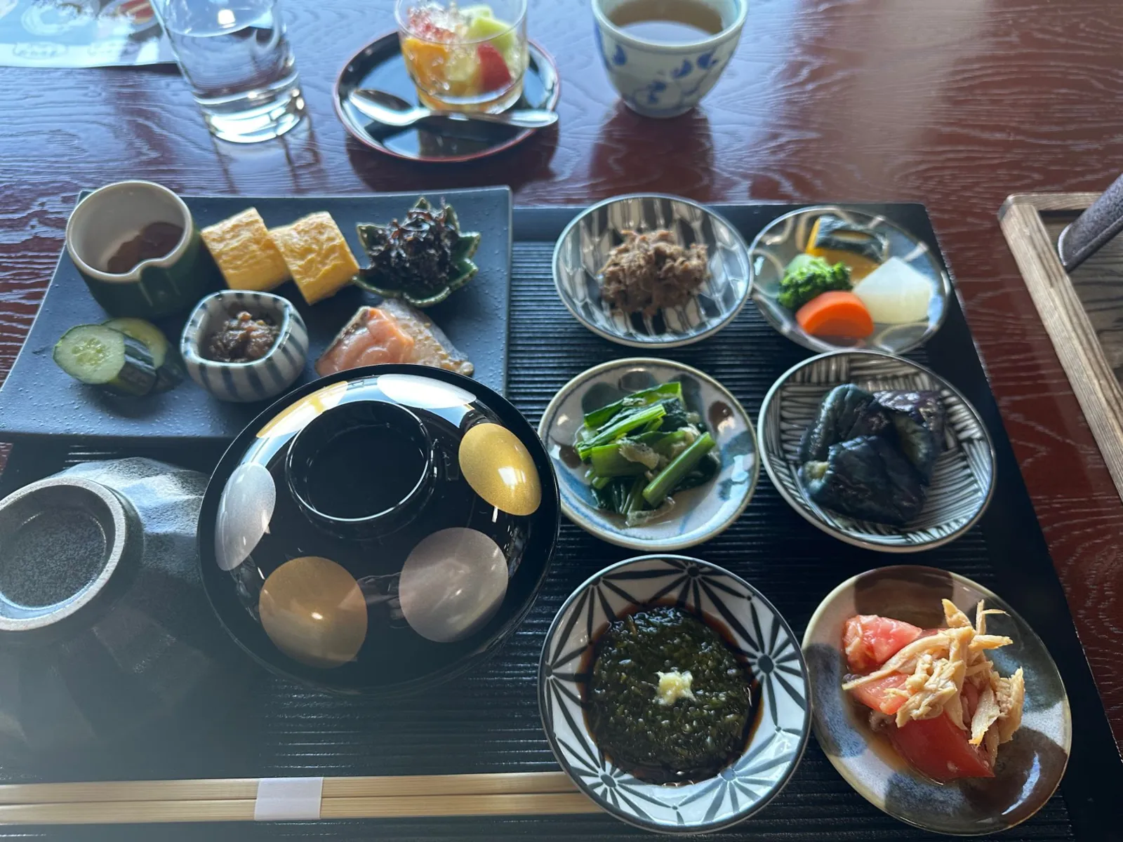 小鉢が並ぶ朝食