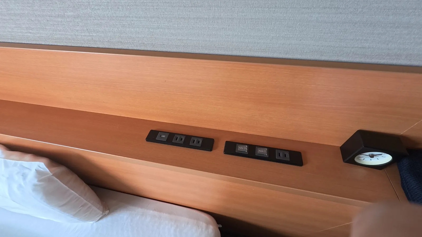 ベッドの上の電源