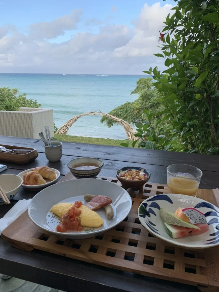 海を見ながら食べるセブンカラーズの朝食